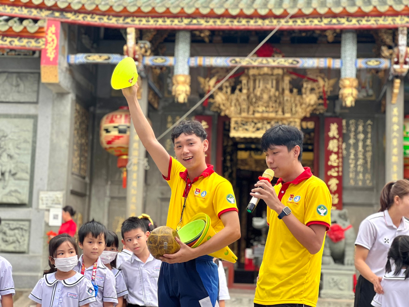 Chàng sinh viên hạnh phúc khi được tham gia các hoạt động Tết đóng góp cho cộng đồng, xã hội.