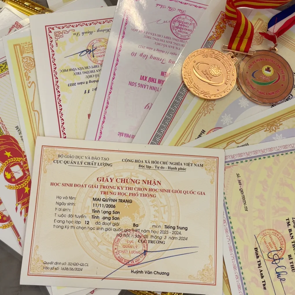 Nữ sinh sở hữu bảng thành tích khủng liên quan đến ngôn ngữ Trung. Nữ sinh sở hữu bảng thành tích khủng liên quan đến ngôn ngữ Trung.