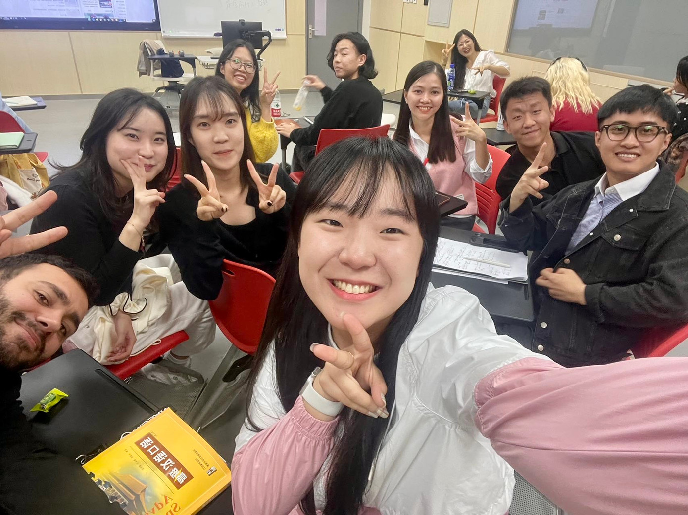 Đức Biên cùng các bạn lớp khẩu ngữ cao cấp.