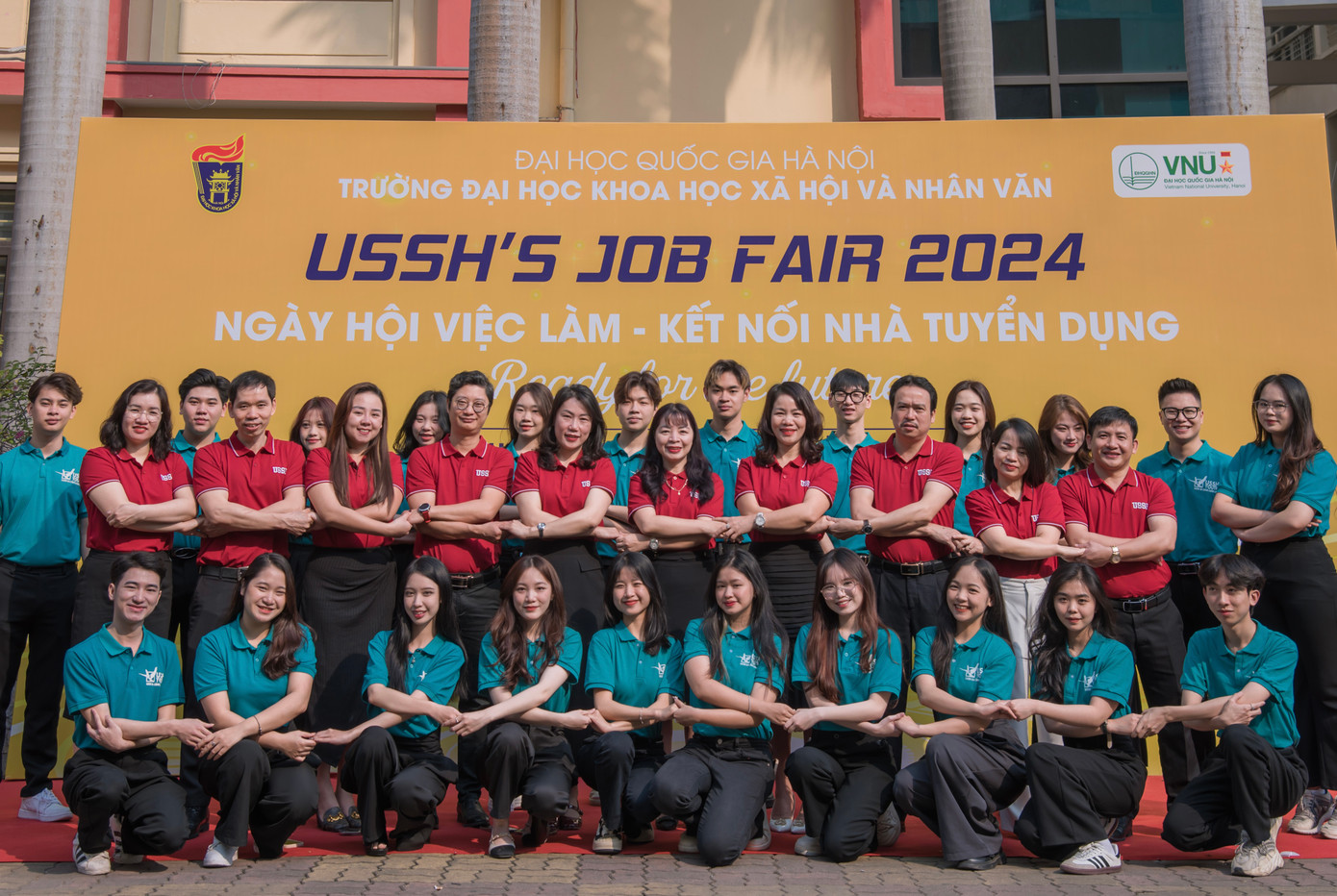 Xuân Việt tham gia công tác truyền thông cho sự kiện của trường cùng các giảng viên và sinh viên tiêu biểu.