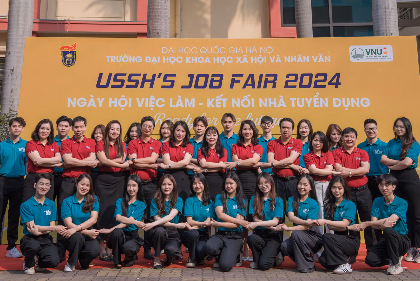 Xuân Việt tham gia công tác truyền thông cho sự kiện của trường cùng các giảng viên và sinh viên tiêu biểu. Xuân Việt tham gia công tác truyền thông cho sự kiện của trường cùng các giảng viên và sinh viên tiêu biểu.