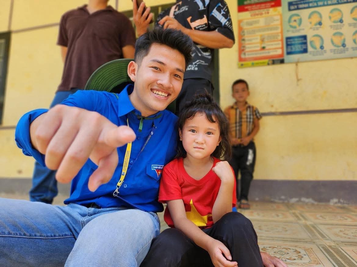 Hoàng đã mang theo trái tim nhiệt huyết và tinh thần sẻ chia trong hành trình tình nguyện đầy ý nghĩa tại vùng đất Yên Bái. Hoàng đã mang theo trái tim nhiệt huyết và tinh thần sẻ chia trong hành trình tình nguyện đầy ý nghĩa tại vùng đất Yên Bái.