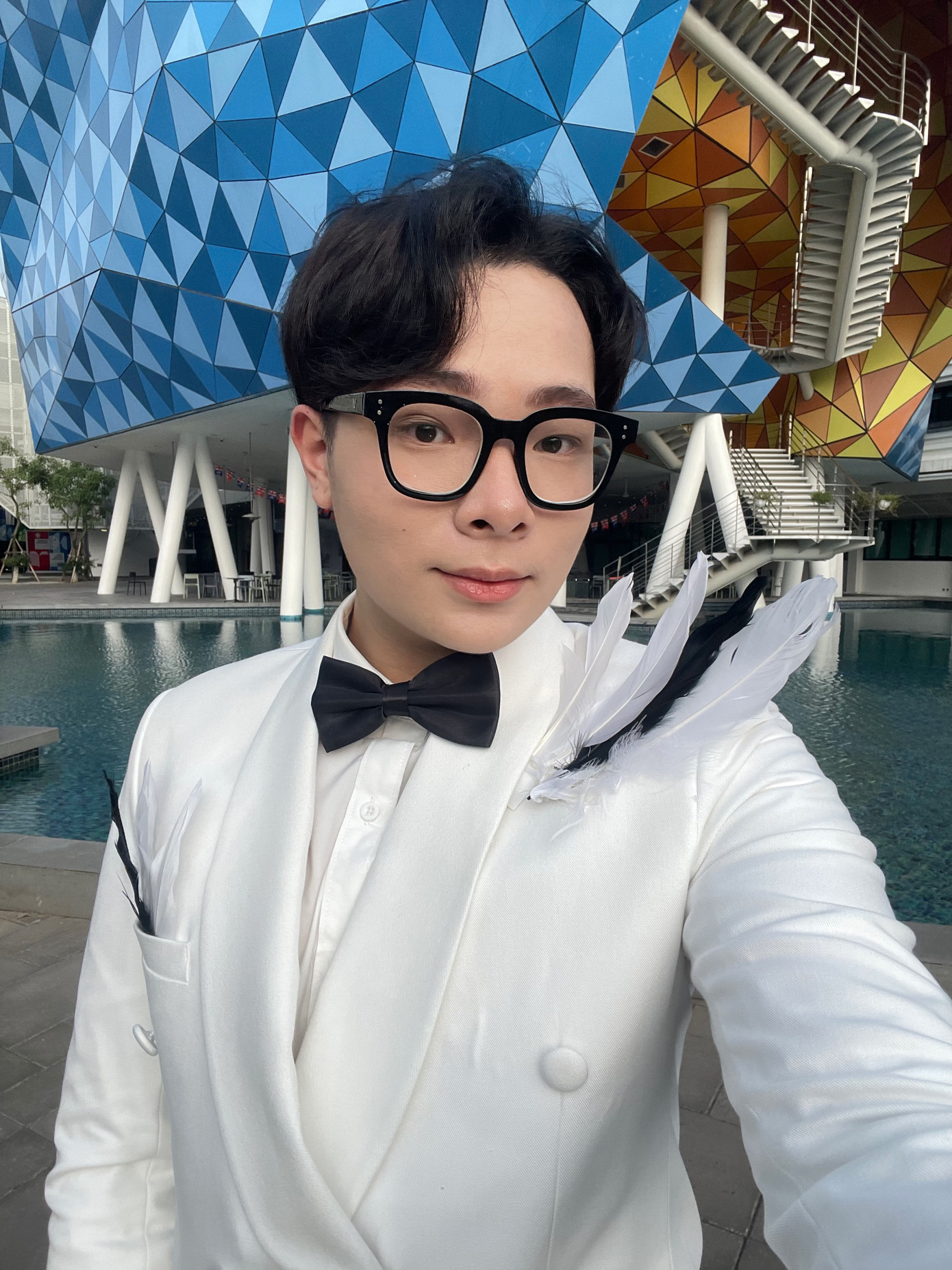 Bộ trang phục được Phương Nam chuẩn bị dành riêng cho buổi phỏng vấn mang ý nghĩa về thiên nga trắng với những đốm lông đen.