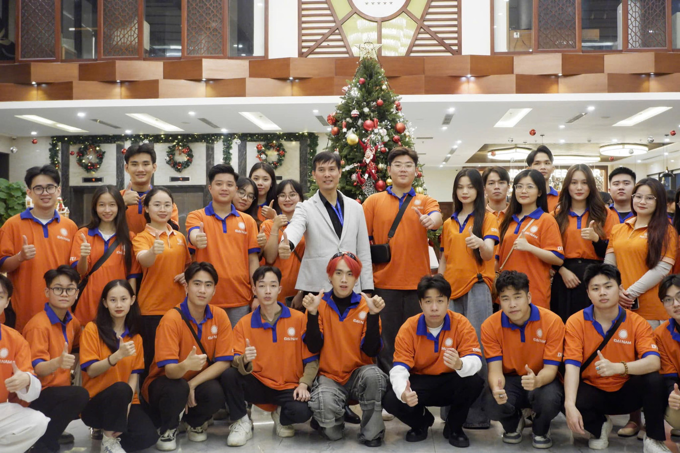 Các bạn sinh viên khóa 15 đã có cơ hội tham quan và học tập tại khách sạn Rosamia 5 sao Đà Nẵng, qua đó tìm hiểu sâu hơn về các hoạt động quản lý và vận hành của một khách sạn cao cấp.