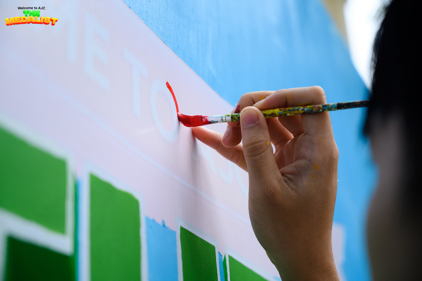 Sự tâm huyết được thể hiện qua từng đường cắt, nét vẽ trên các đạo cụ, background.