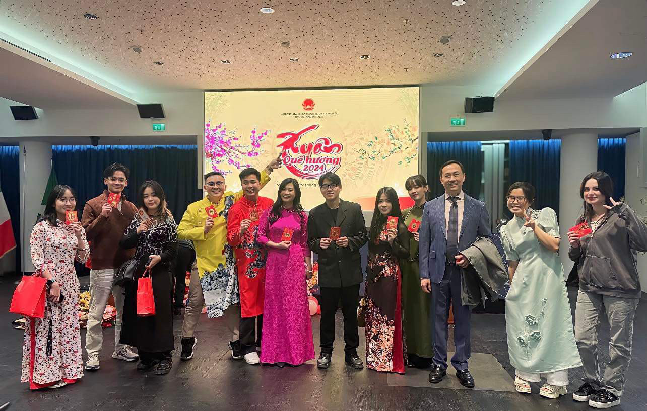 Thảo Hiền tham dự chương trình Xuân Quê hương 2024 do Đại sứ quán Việt Nam tại Ý đã tổ chức.