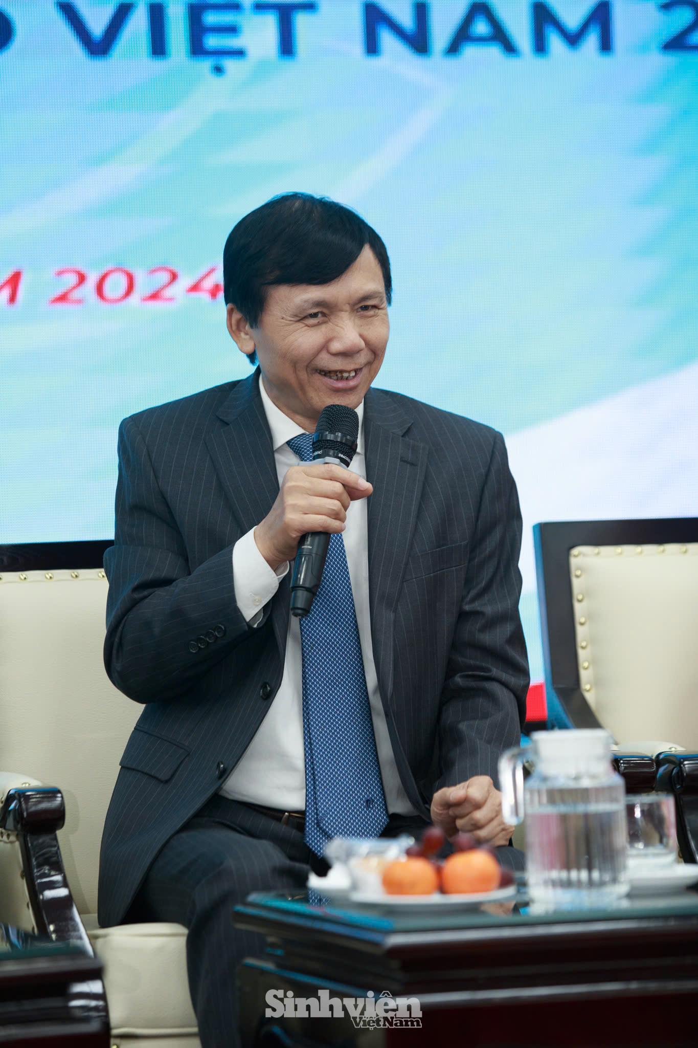 Lãnh đạo Học viện Ngoại giao qua các thời kỳ cùng nhìn lại chặng đường lịch sử của Học viện, chia sẻ về những kỷ niệm, sự thay đổi của học viện qua các thời kỳ, thảo luận về những thách thức của Học viện trong thời kỳ mới đồng thời bày tỏ những kỳ vọng vào thế hệ tương lai, phát triển và giữ vững bản sắc của Học viện Ngoại giao.