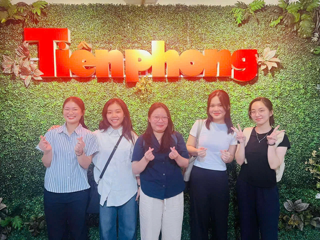 5 sinh viên Học viện Ngoại giao “chân ướt chân ráo” bắt đầu kì thực tập với nhiều mong đợi: Đậu Thị Nhàn, Nguyễn Ngọc Minh Khuê, Vũ Thu Trang, Nguyễn Thị Minh Ngọc, Nguyễn Thu Nga.