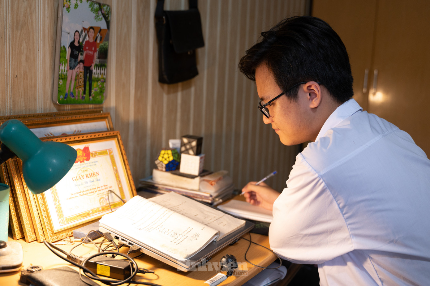 Góc học tập đơn sơ của Đình Thái.