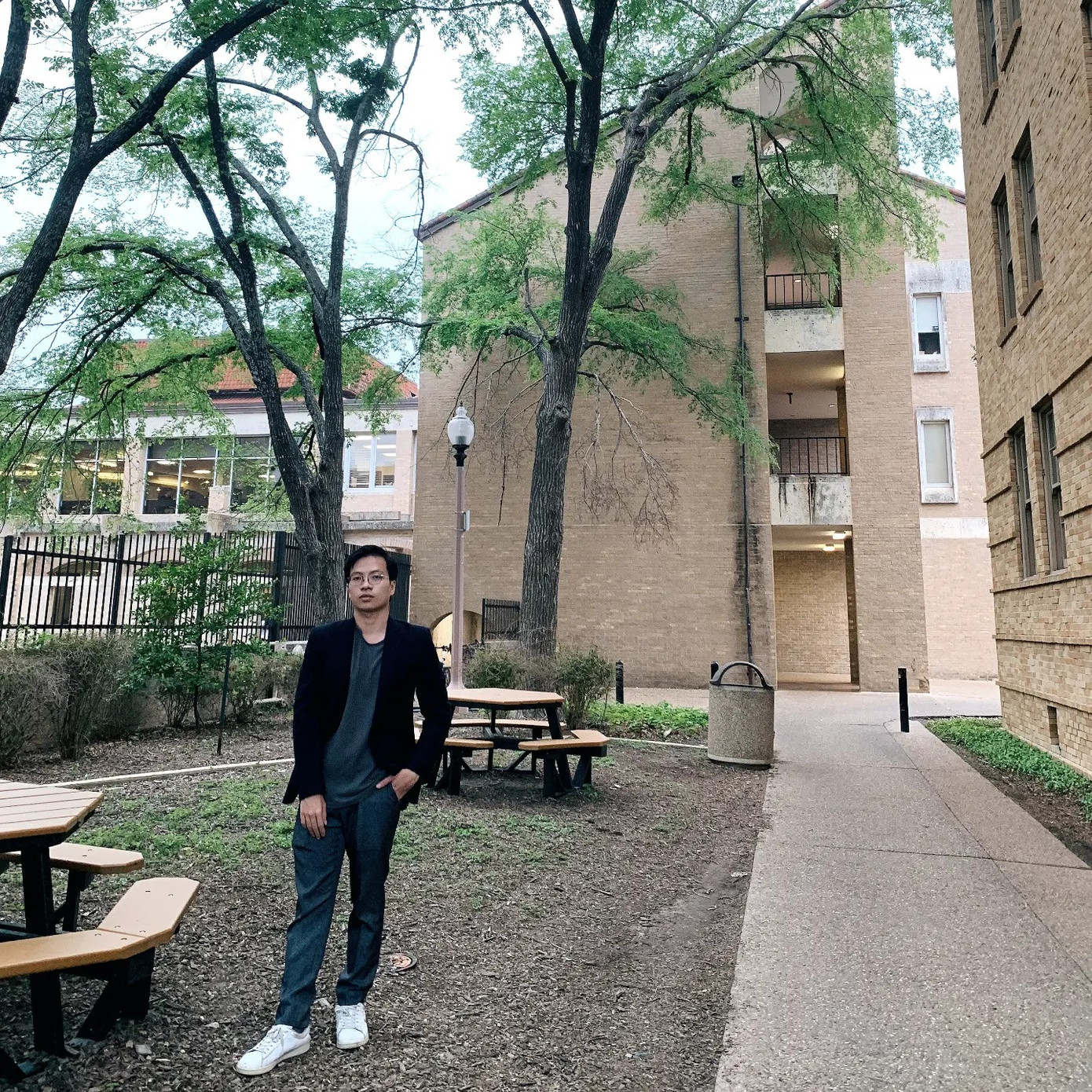 Ngay từ khi còn trên ghế nhà trường, cậu đã xuất sắc tốt nghiệp loại giỏi chuyên ngành Tài chính tại trường Đại học Quốc tế TP. HCM.