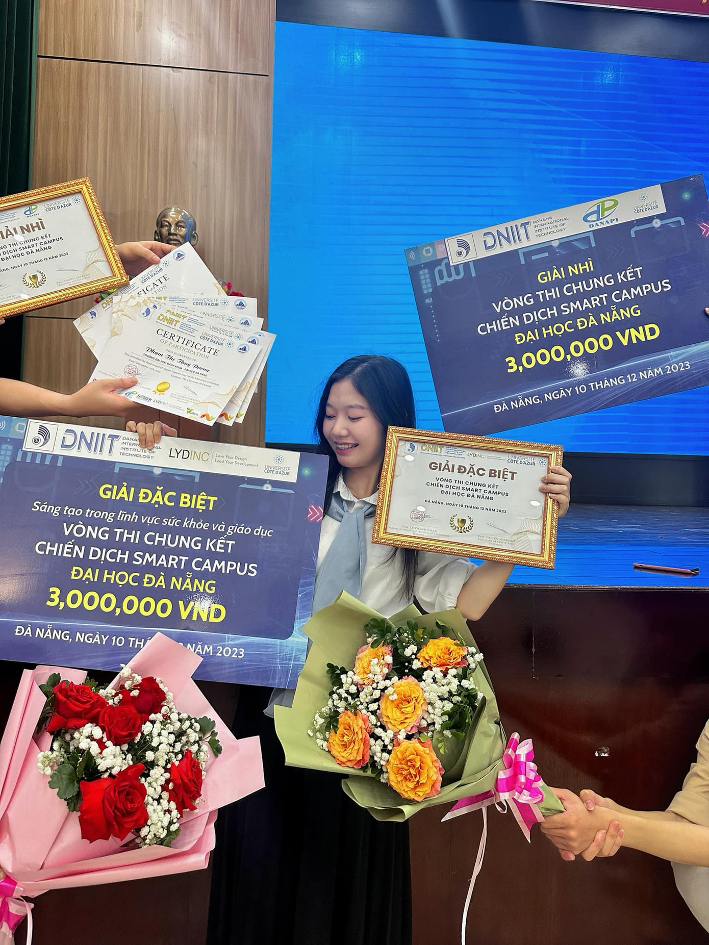 Thùy Dương nhận 2 giải thưởng trong vòng chung kết chiến dịch Smart Campus.