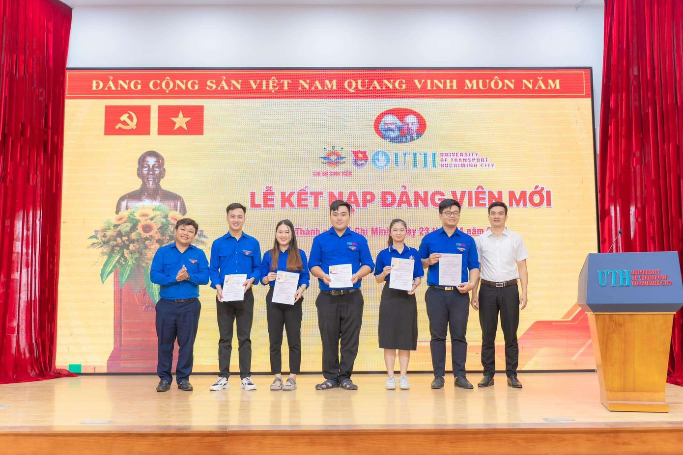 Vinh dự được kết nạp vào hàng ngũ của Đảng Cộng sản Việt Nam khi vừa tròn 18 tuổi.