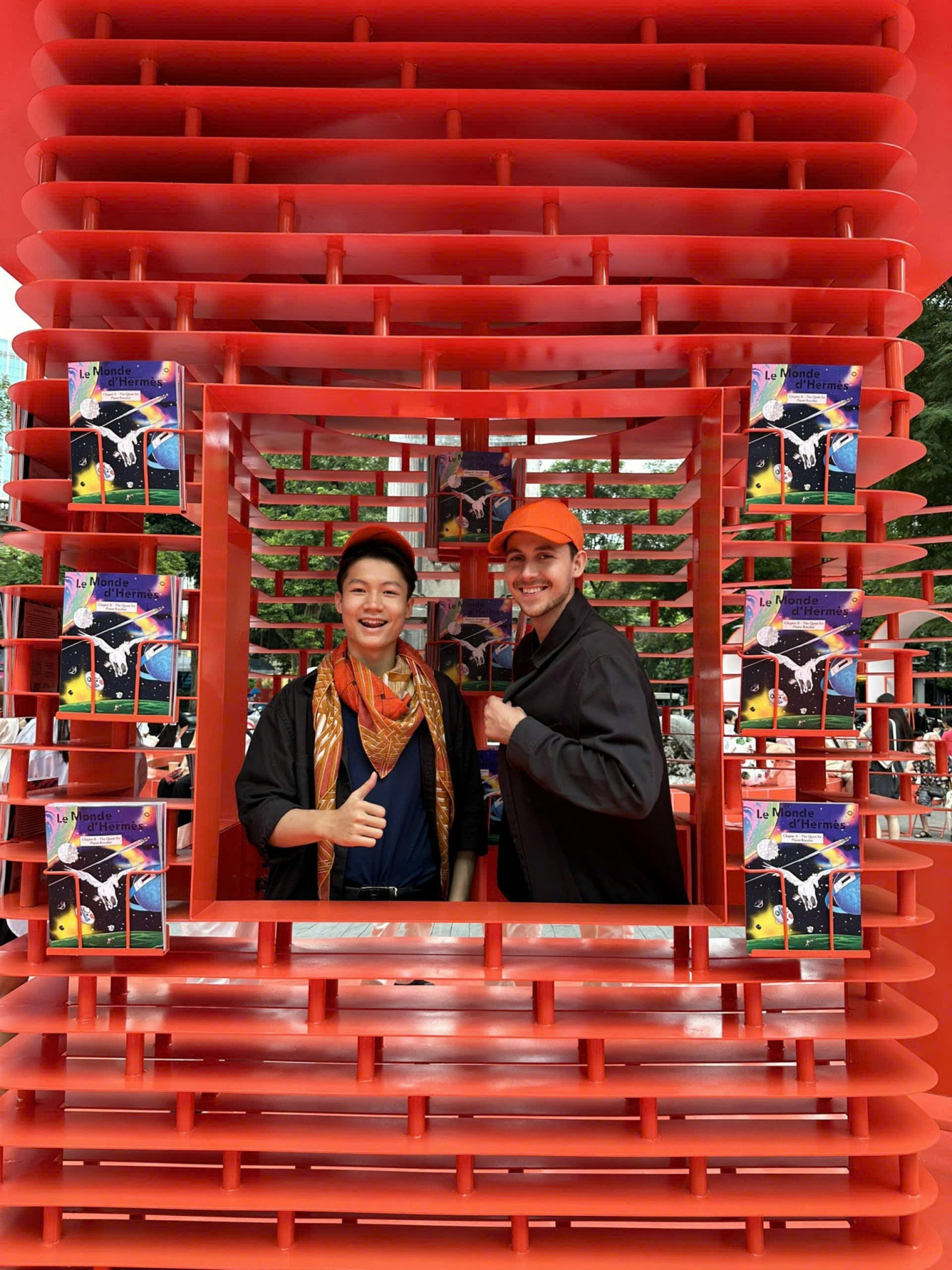 Nhật Quang làm Concierge (hỗ trợ khách hàng tại tiền sảnh) cho hãng thời trang Hermès. Nhật Quang làm Concierge (hỗ trợ khách hàng tại tiền sảnh) cho hãng thời trang Hermès.