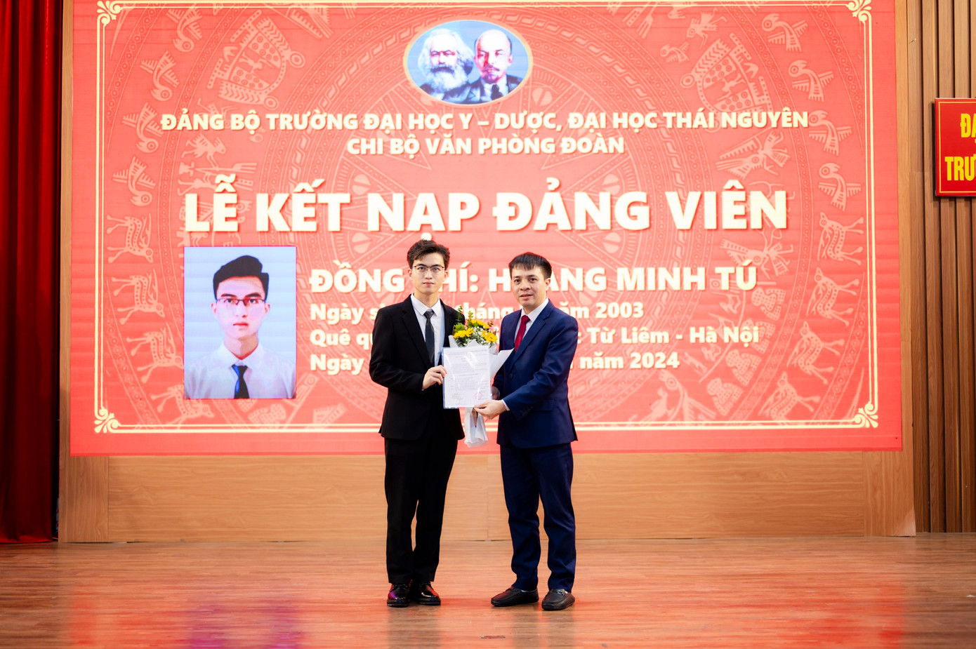 Hoàng Minh Tú (sinh năm 2003) vinh dự khi được đứng trong hàng ngũ của Đảng ở độ tuổi 20. Hoàng Minh Tú (sinh năm 2003) vinh dự khi được đứng trong hàng ngũ của Đảng ở độ tuổi 20.