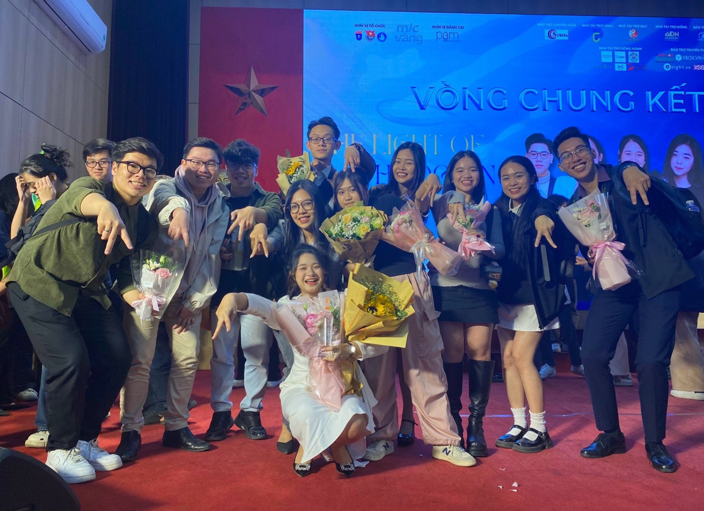 Thảo Vy chia sẻ niềm vui bên những người bạn của mình.