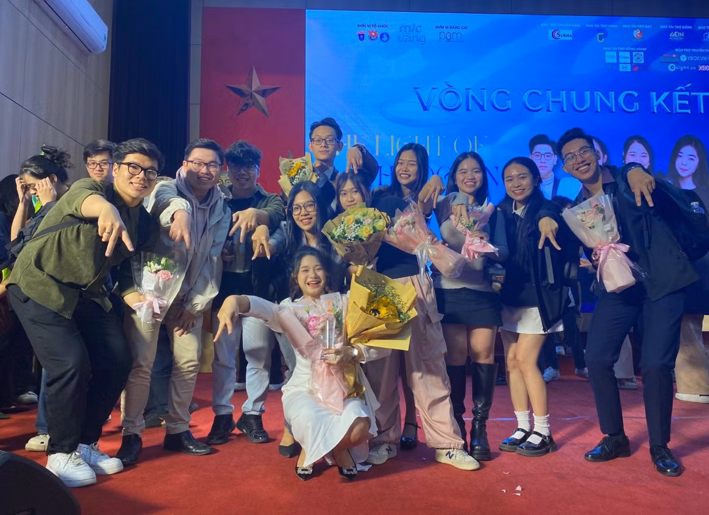 Thảo Vy chia sẻ niềm vui bên những người bạn của mình.