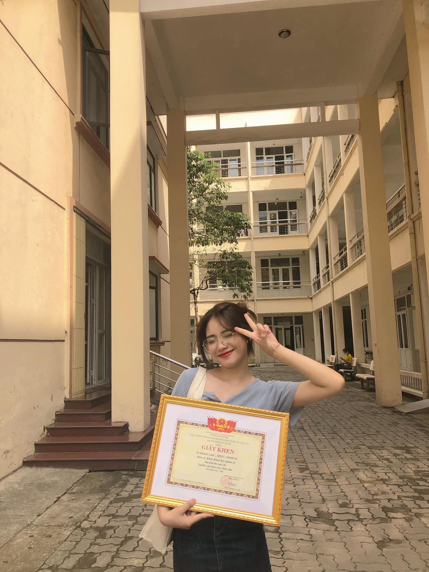 Khánh Linh đạt được nhiều giải thưởng trong học tập cũng như trong hoạt động ngoại khóa.