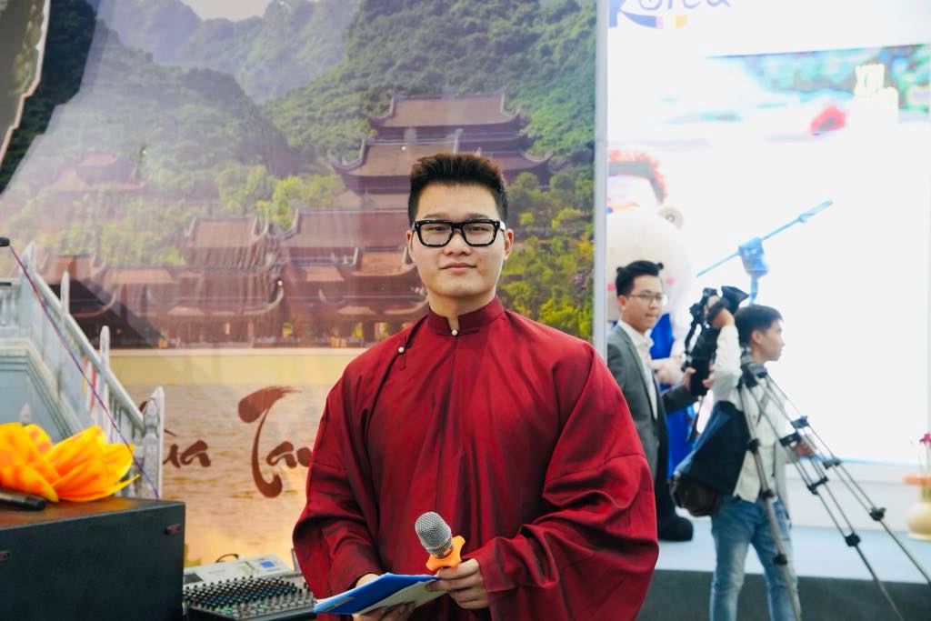 Với tình yêu nghề cầm mic, Quốc Huy đang phấn đấu phát triển trở thành MC chuyên nghiệp. Với tình yêu nghề cầm mic, Quốc Huy đang phấn đấu phát triển trở thành MC chuyên nghiệp.