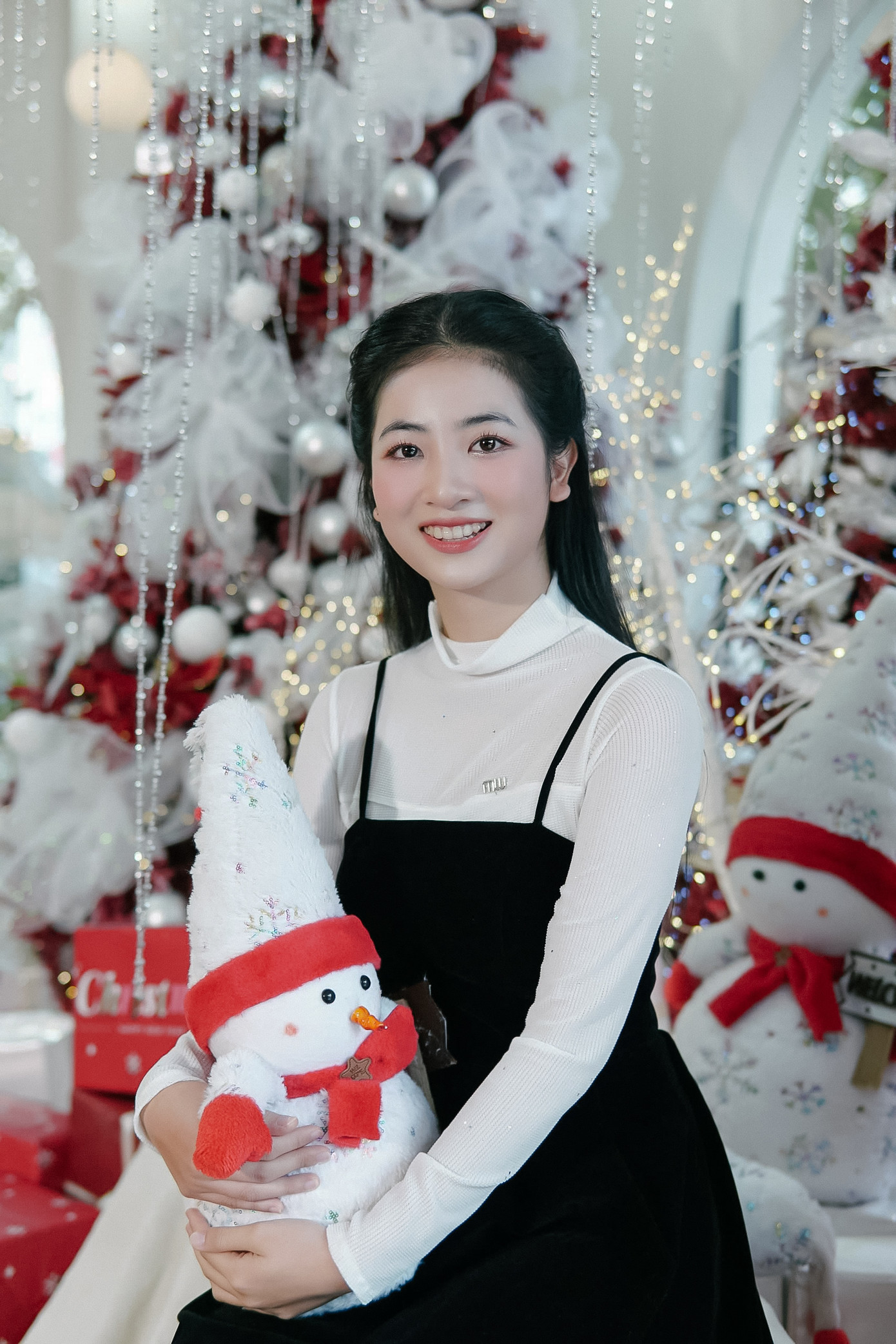 Nguyễn Thị Linh Chi đến từ Thái Nguyên, từng đăng quang Hoa khôi Thanh niên thanh lịch thành phố Thái Nguyên năm 2017.