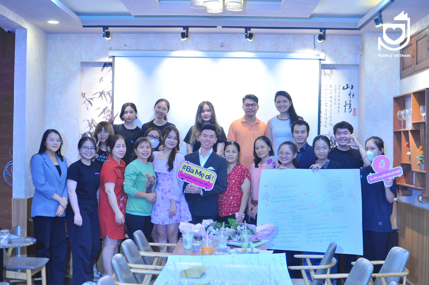 Kiều Oanh tại sự kiện thúc đẩy giáo dục giới tính tổ chức cho phụ huynh và sinh viên Greenwich.