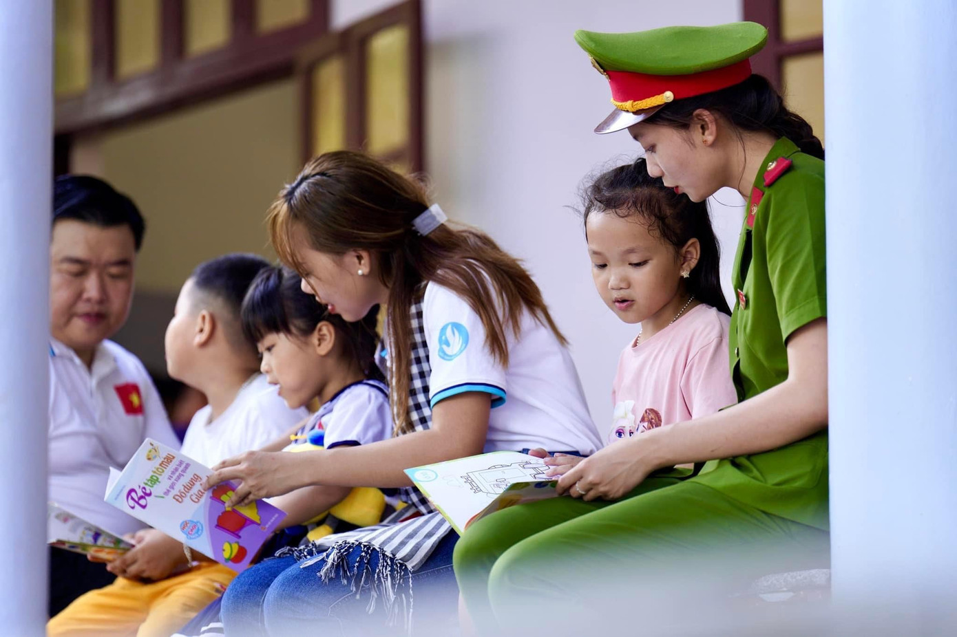 Kim Hằng và các em học sinh trên thị trấn Trường Sa Lớn.