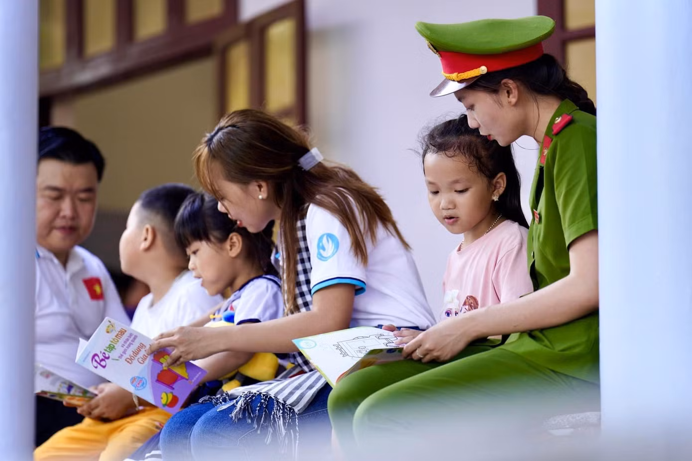 Kim Hằng và các em học sinh trên thị trấn Trường Sa Lớn.