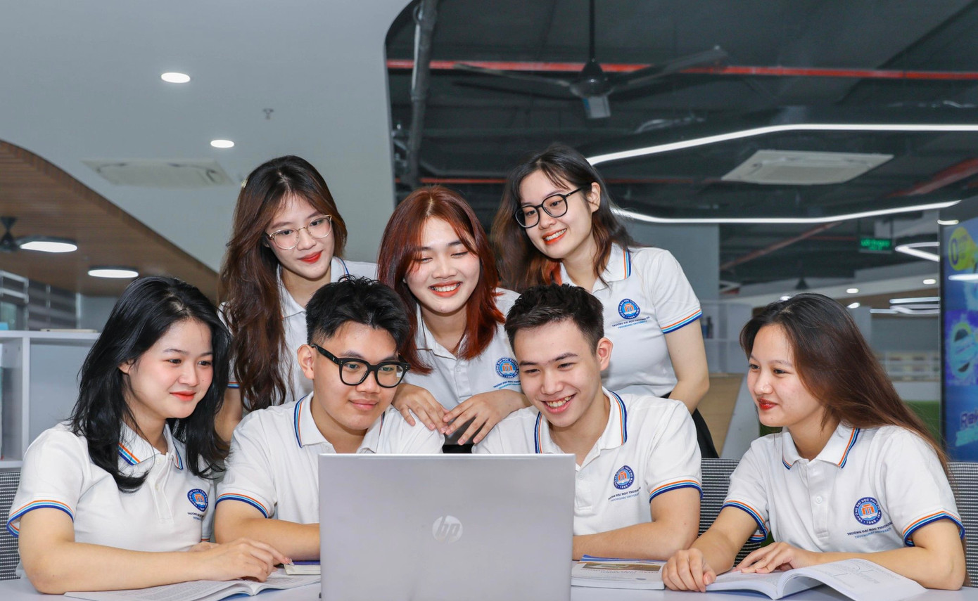 Thư viện Trường Đại học Thương mại còn là một không gian làm việc nhóm.