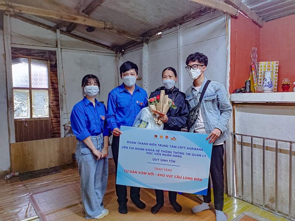 Tiến cùng các bạn sinh viên Học viện Ngân hàng tham gia hoạt động thiện nguyện.