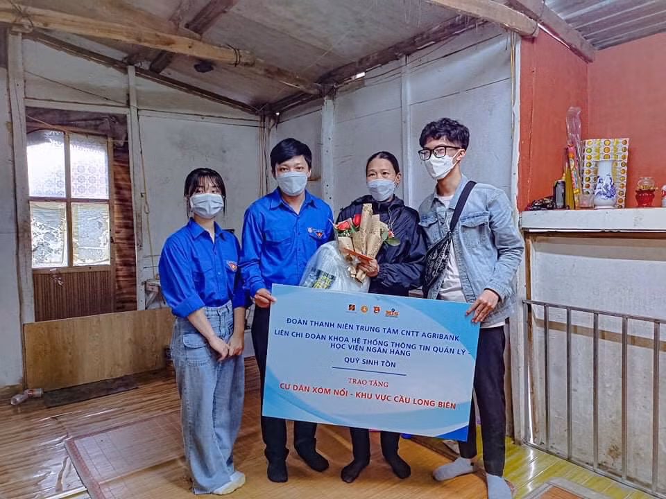 Tiến cùng các bạn sinh viên Học viện Ngân hàng tham gia hoạt động thiện nguyện.