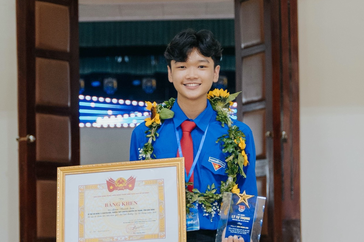 Lâm Thanh Sơn tại Lễ Kỷ niệm 93 năm ngày thành lập Đoàn TNCS Hồ Chí Minh (26/3/1931 - 26/3/2024) và trao Giải thưởng Lý Tự Trọng năm 2024. Lâm Thanh Sơn tại Lễ Kỷ niệm 93 năm ngày thành lập Đoàn TNCS Hồ Chí Minh (26/3/1931 - 26/3/2024) và trao Giải thưởng Lý Tự Trọng năm 2024.