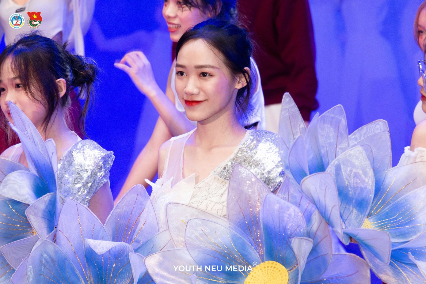 Hoài tham gia văn nghệ chào tân sinh viên Trường Đại học Kinh tế Quốc dân. Hoài tham gia văn nghệ chào tân sinh viên Trường Đại học Kinh tế Quốc dân.