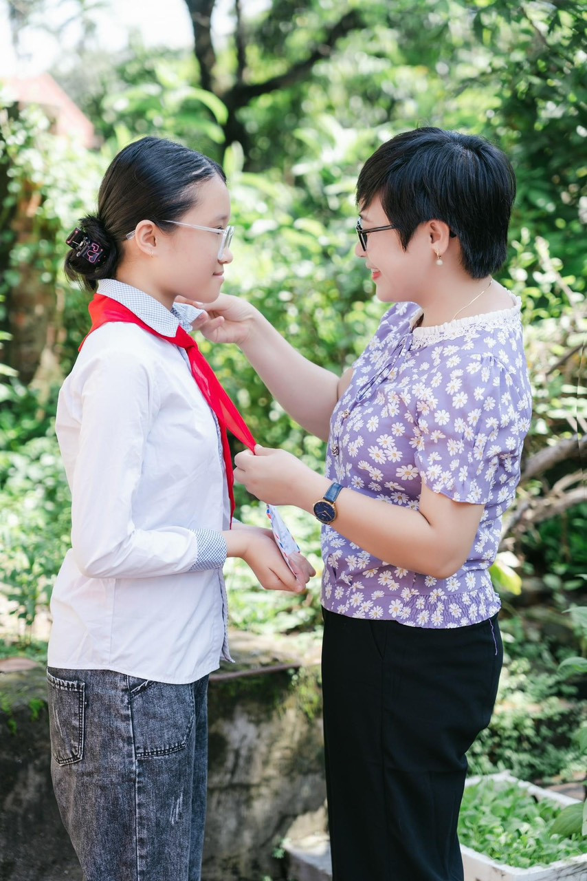 Cô luôn ở bên cạnh học trò, giúp các em vơi bớt nỗi buồn.