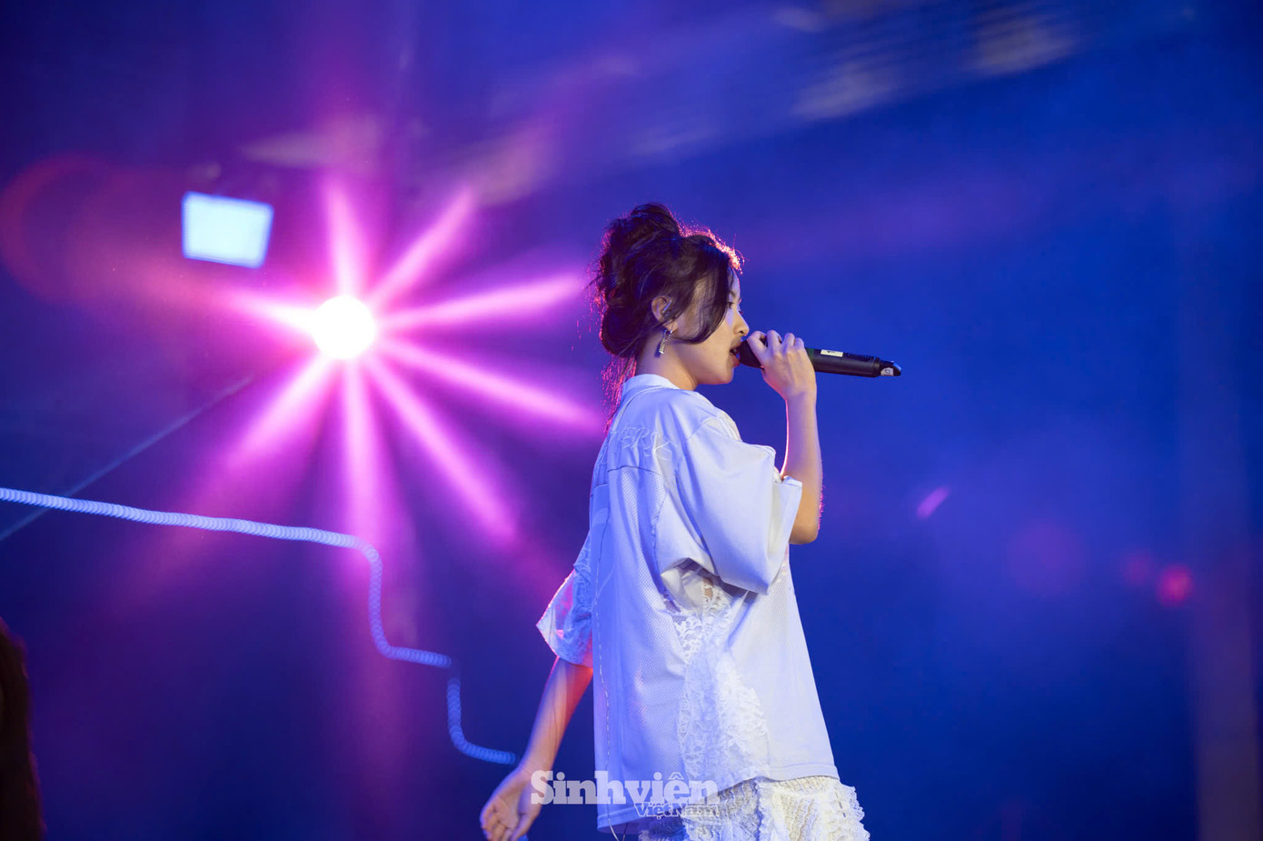 Vũ Thanh Vân mang loạt hit 'Em không, Missing you...' chinh phục trái tim sinh viên Trường Đại học Xây dựng Hà Nội.