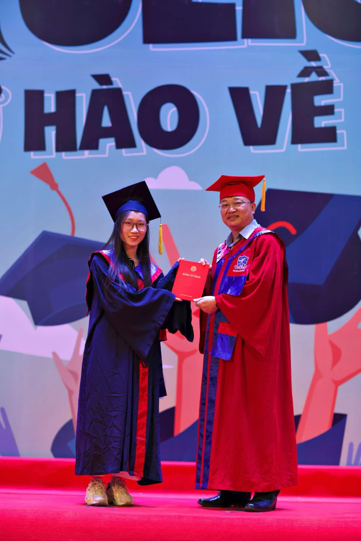 Phương Hà nhận bằng tốt nghiệp loại Xuất sắc niên khóa 2016 - 2020 tại trường Đại học Ngoại ngữ - Đại học Quốc gia Hà Nội.