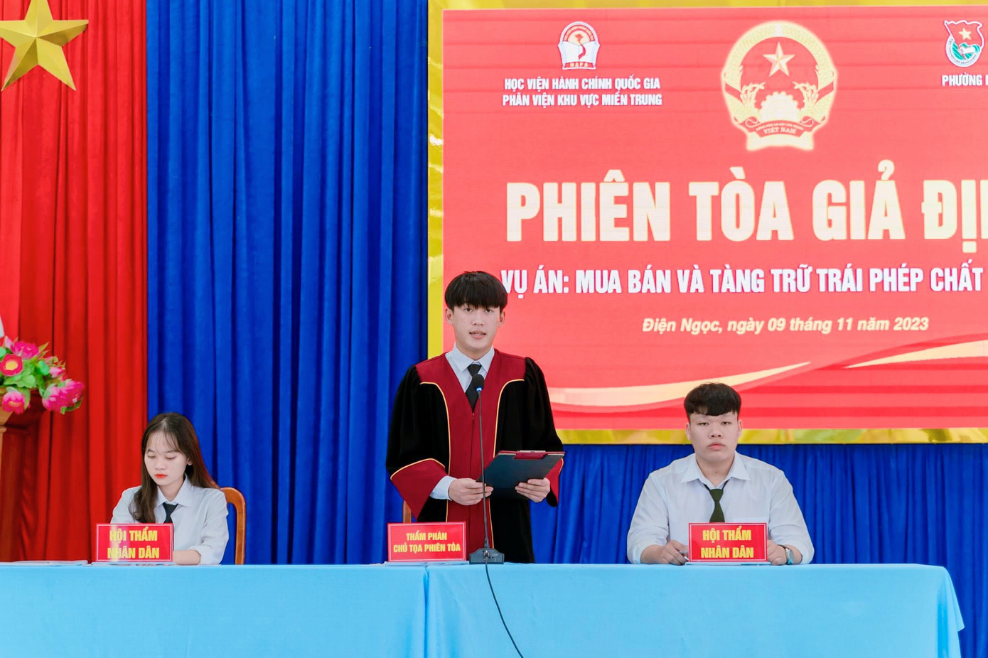 Dương (ở giữa) tại Phiên tòa giả định với vụ án "Mua bán và tàng trữ trái phép chất ma túy" tại phường Điện Ngọc.