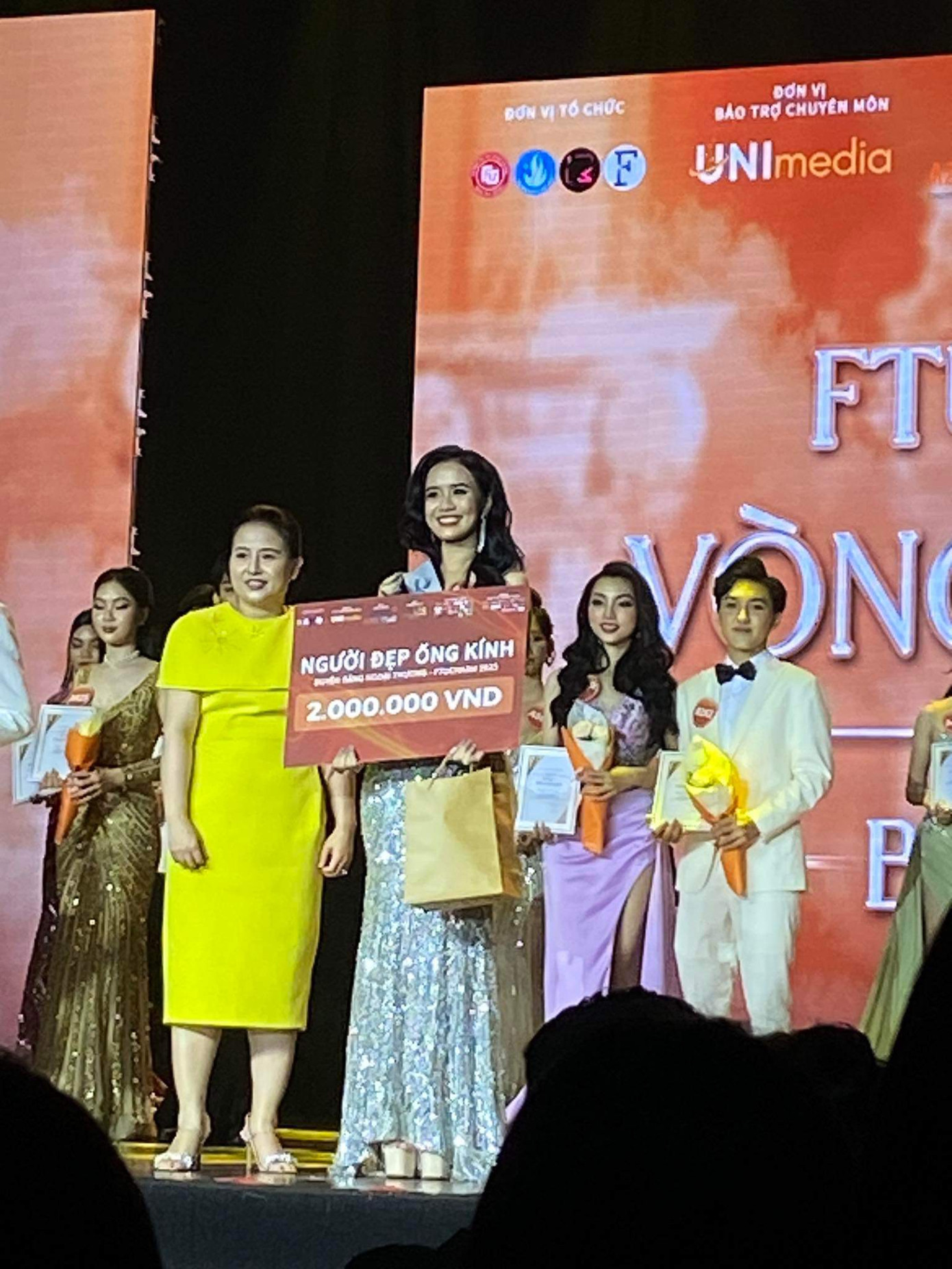Thảo vinh dự nhận giải thưởng Người đẹp ống kính tại đêm Chung kết FTUCharm 2023.