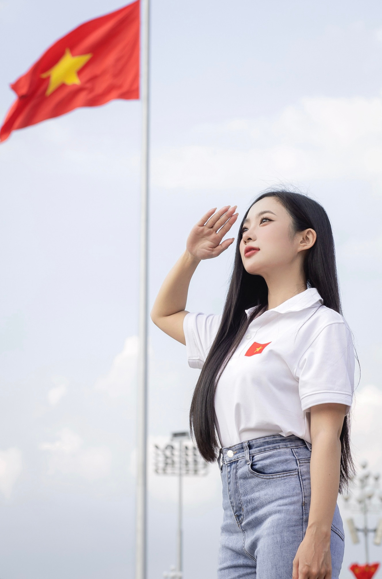 Không chỉ là một nhà giáo, Tiêu Hạ còn là một KOL trong lĩnh vực giáo dục, một nhà sáng tạo nội dung, đồng thời tham gia nhiều hoạt động nghệ thuật như nhiếp ảnh và diễn xuất.