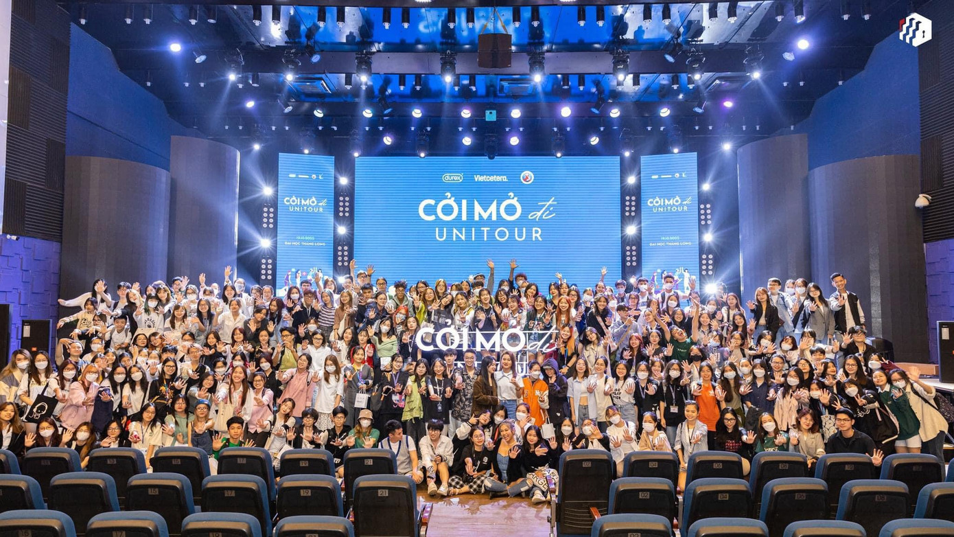 Cởi Mở Unitour - Một trong nhiều hoạt động ngoại khóa mà Thùy Trang tham gia. Cởi Mở Unitour - Một trong nhiều hoạt động ngoại khóa mà Thùy Trang tham gia.