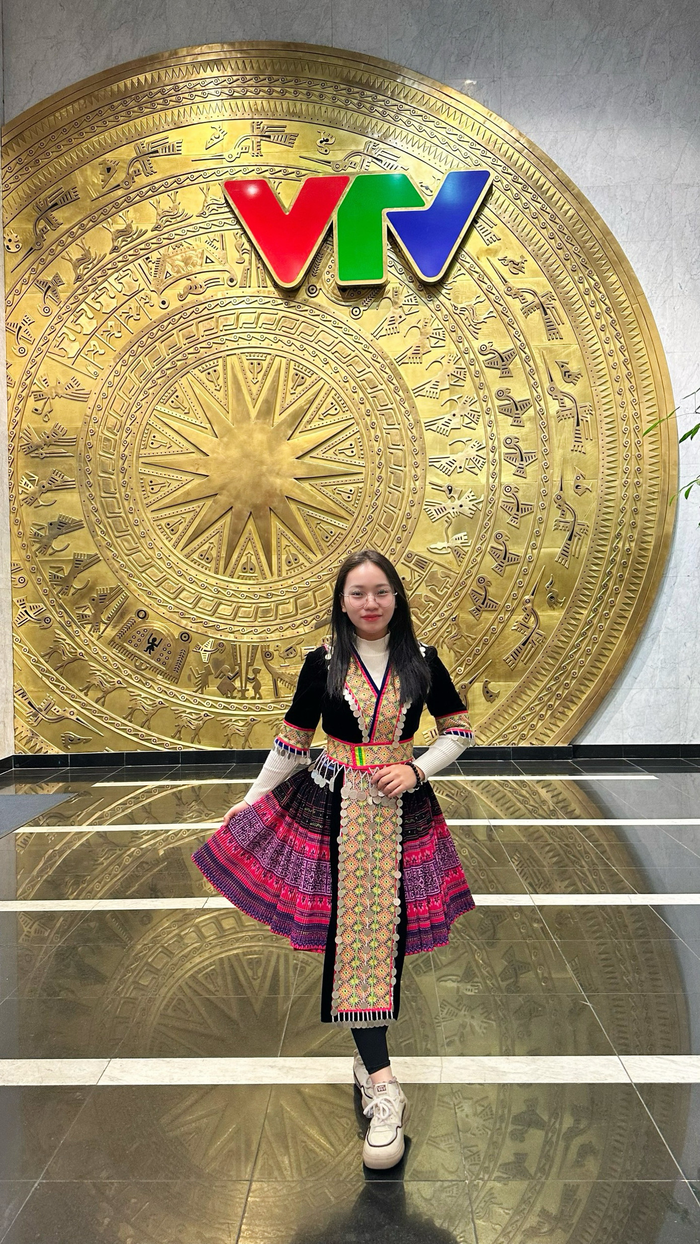 Lầu Nguyễn Hương Giang (sinh năm 2004) là sinh viên năm 2 khoa Quan hệ Công chúng và Quảng cáo, Học viện Báo chí và Tuyên truyền.