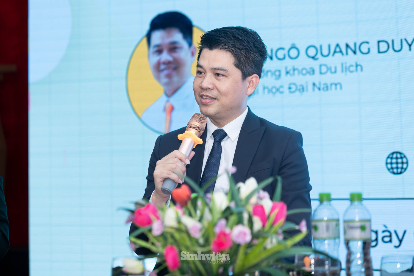 TS Ngô Quang Duy - Trưởng khoa Du lịch Trường Đại học Đại Nam chia sẻ về cơ hội và thách thức của ngành du lịch. Trong không khí vui vẻ của toạ đàm, TS Ngô Quang Duy nhấn mạnh "nụ cười" cũng chính là một trong năm kỹ năng quan trọng của sinh viên ngành Du lịch.