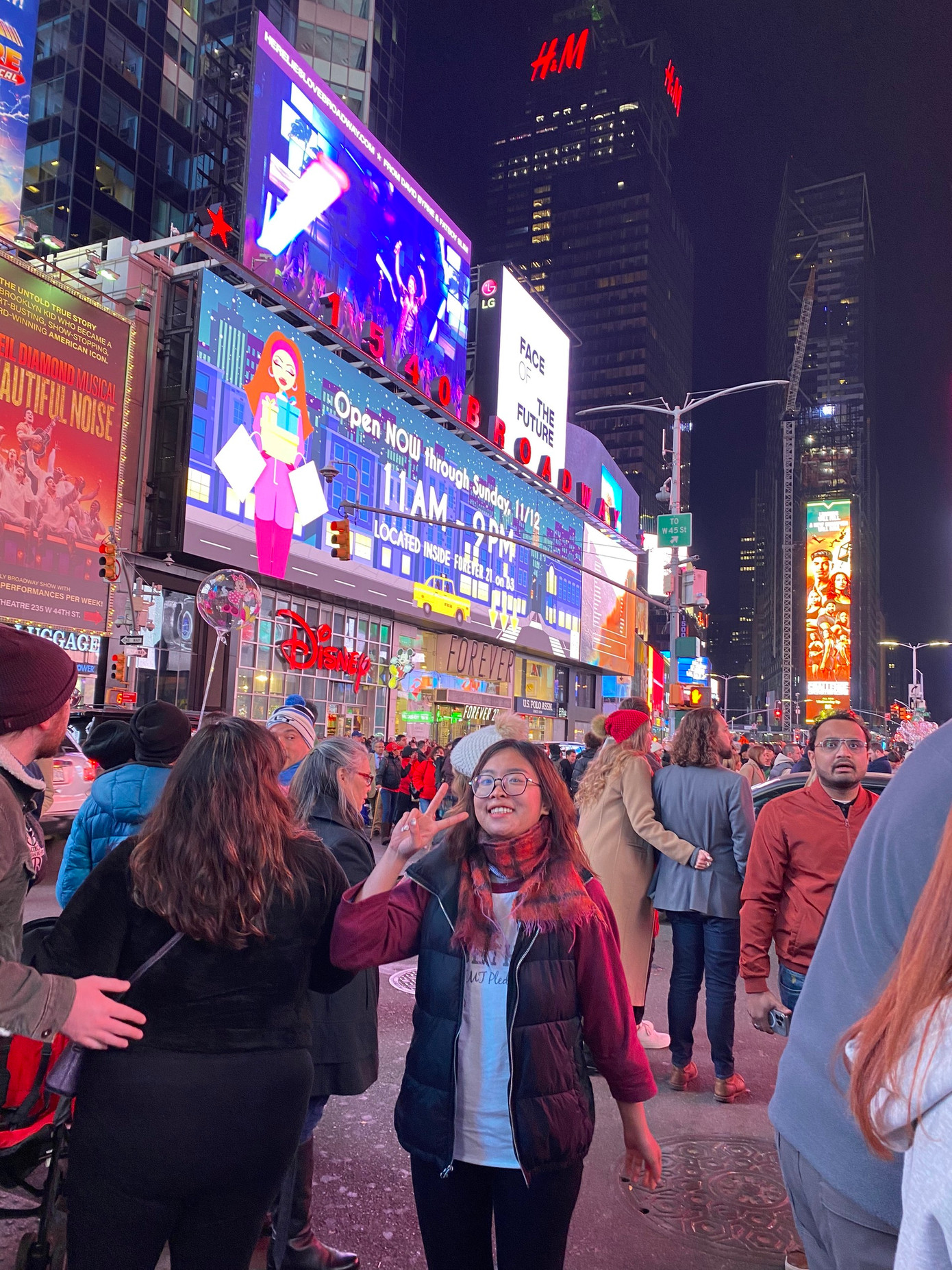 Ngọc Huyền chụp ảnh tại Quảng trường thời đại. Ngọc Huyền chụp ảnh tại Quảng trường thời đại.