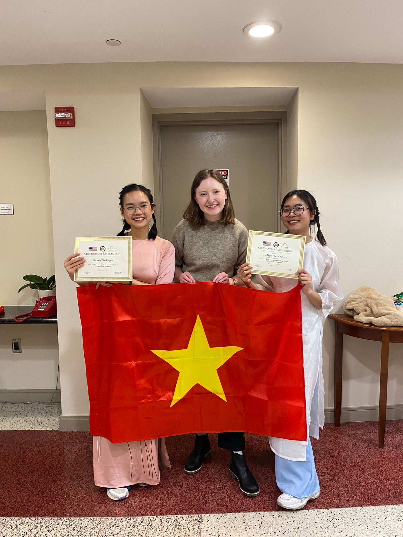 Ngọc Huyền (ngoài cùng bên phải) chụp ảnh cùng cô Advisor (ở giữa) trong Chương trình Trao đổi tại Đêm giao lưu Văn hóa. Ngọc Huyền (ngoài cùng bên phải) chụp ảnh cùng cô Advisor (ở giữa) trong Chương trình Trao đổi tại Đêm giao lưu Văn hóa.