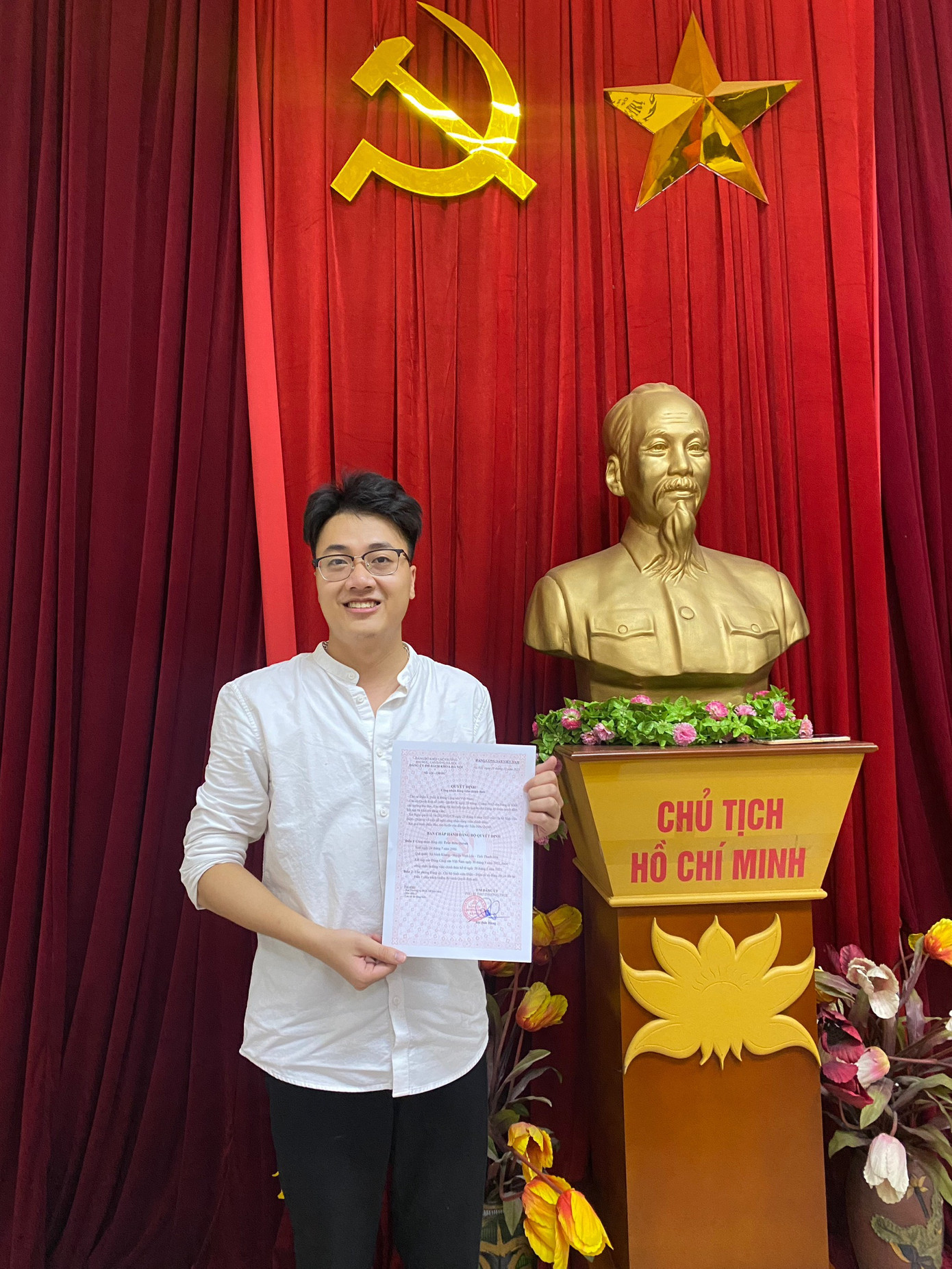 Quỳnh cảm thấy điều may mắn nhất thời sinh viên của mình là được kết nạp Đảng.