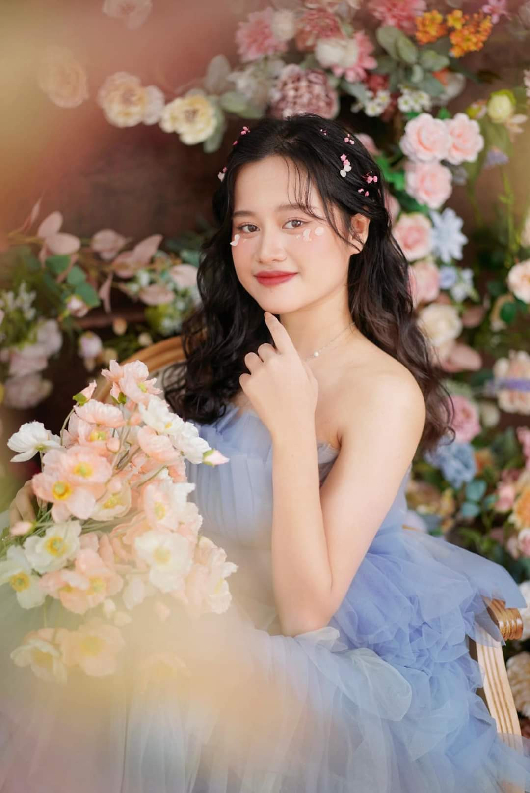 Trong suốt quãng thời gian học tập, sự chăm chỉ và lòng nhiệt thành đã mang về nhiều “món quà” vô giá cho Hạnh Nguyên.