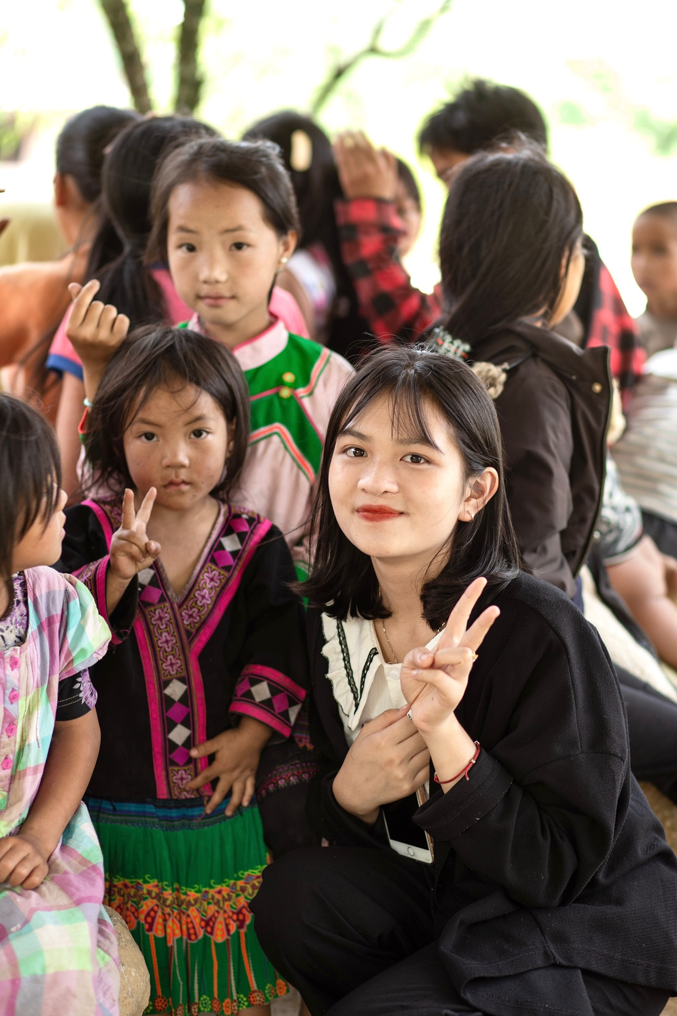 Hồng Diễm cùng các em vùng cao tại chương trình “Nắng hạ về bản - Gieo hạt vùng cao”.