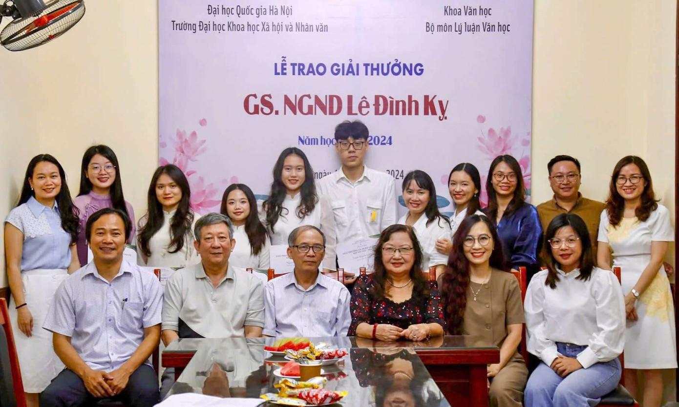 Cường (chính giữa hàng trên) cùng các thầy, cô, bạn học tại bộ môn Lý luận văn học, khoa Văn học (VNU-USSH) tại lễ trao giải thưởng. Cường (chính giữa hàng trên) cùng các thầy, cô, bạn học tại bộ môn Lý luận văn học, khoa Văn học (VNU-USSH) tại lễ trao giải thưởng.