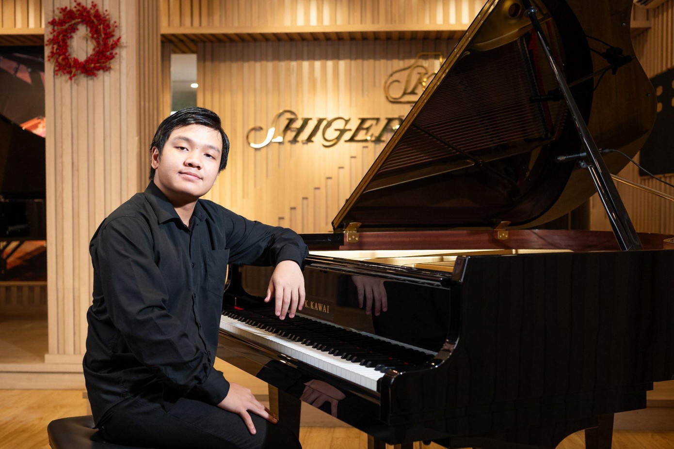 Được đi nhiều, biết nhiều, Gia Thịnh từng có dịp được mời làm đại diện quảng cáo cho một số công ty nhạc cụ như Việt Thương và Kawai.