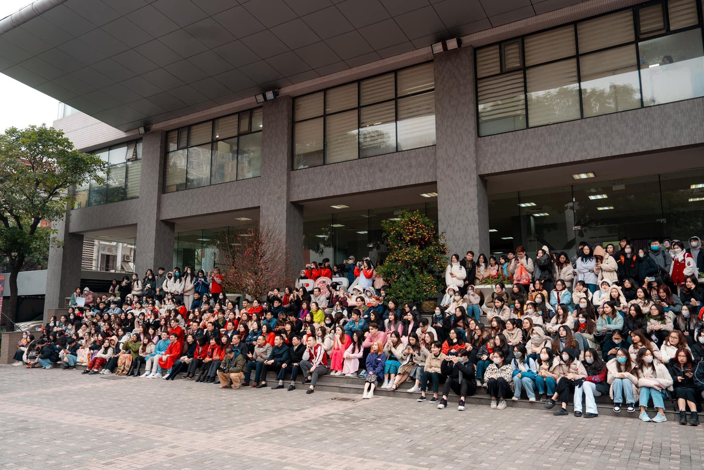 Đông đảo các bạn sinh viên tham gia chương trình.