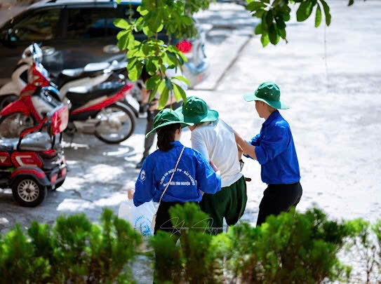 Thu Hà tích cực tham gia các hoạt động tình nguyện vì cộng đồng. Thu Hà tích cực tham gia các hoạt động tình nguyện vì cộng đồng.