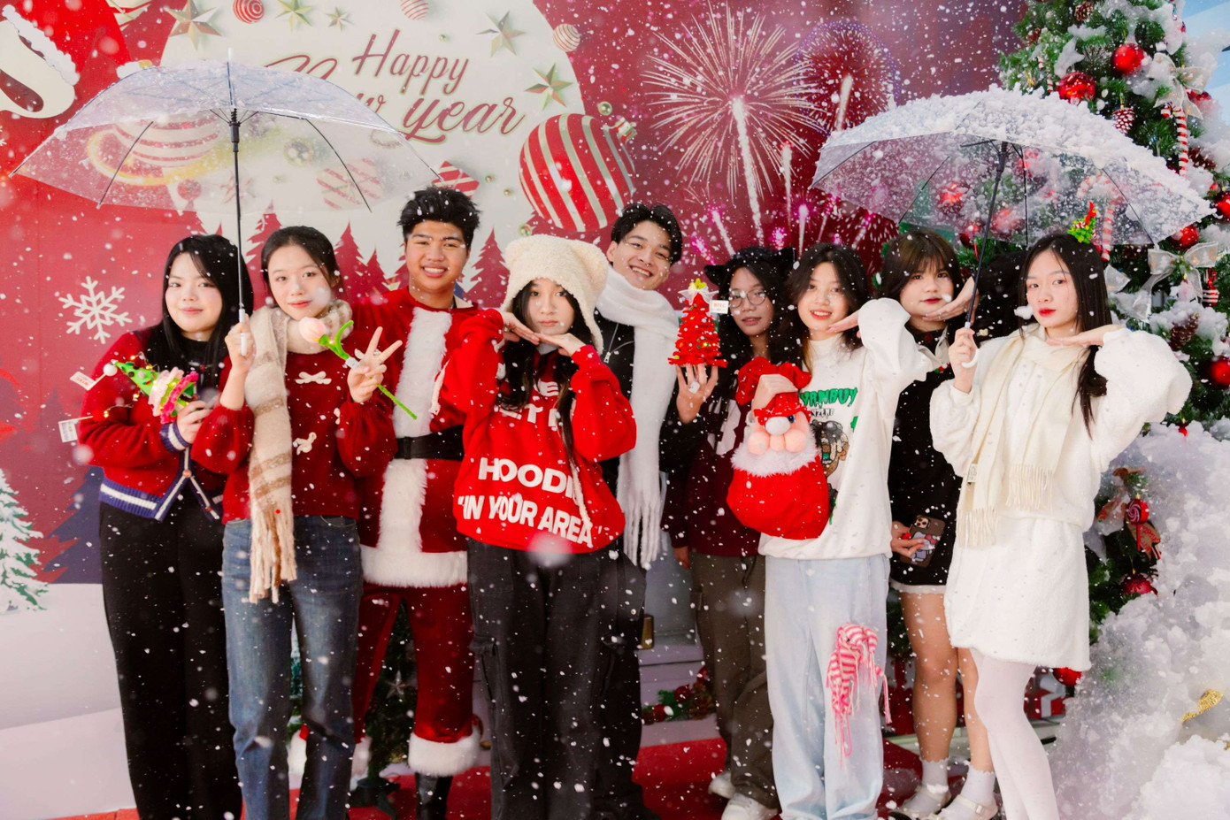 Nhiều bạn trẻ chọn trường học là nơi đón Giáng sinh cùng với bạn bè và thầy cô. Nhiều bạn trẻ chọn trường học là nơi đón Giáng sinh cùng với bạn bè và thầy cô.